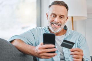 Foto: Mann mit Kreditkarte